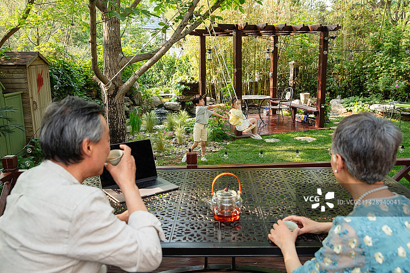 祖孙四人在庭院内享受休闲时光图片素材