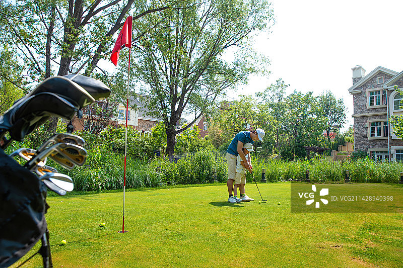 打高尔夫球的父子图片素材