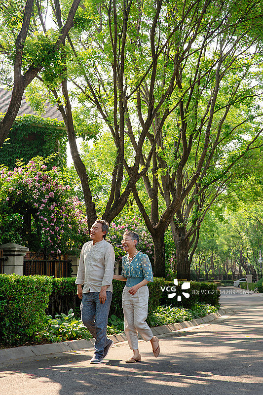 幸福的老年夫妇在小区内散步图片素材