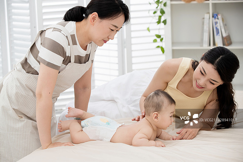 保姆照顾小宝宝图片素材