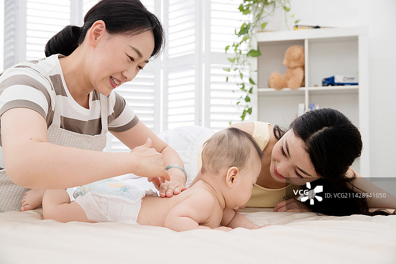 保姆照顾小宝宝图片素材