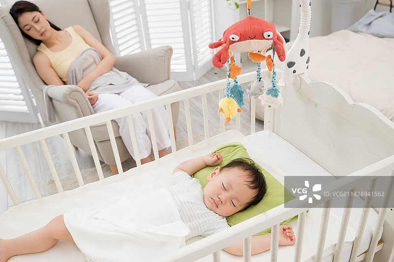 年轻妈妈陪伴宝宝睡觉图片素材