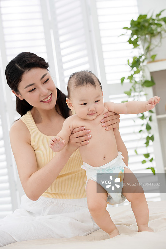 年轻妈妈和宝宝玩耍图片素材
