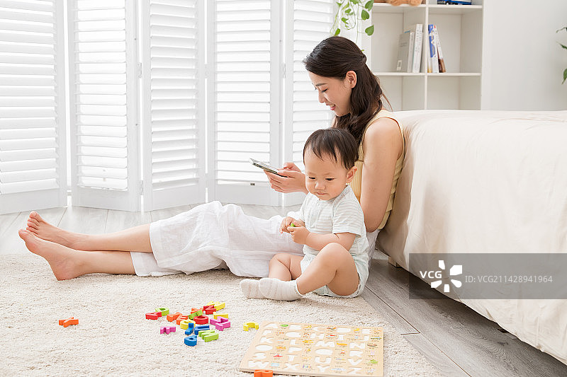 年轻妈妈陪着宝宝玩耍图片素材