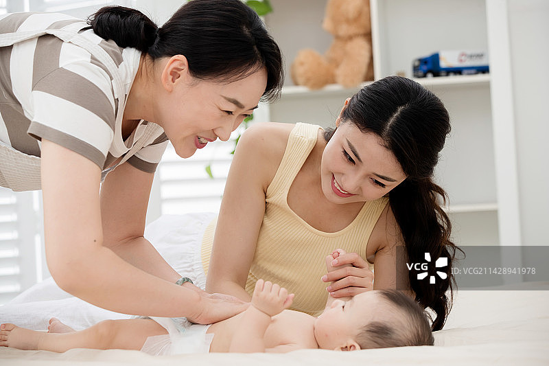 保姆照顾小宝宝图片素材