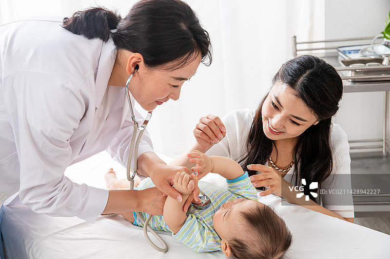 医生给婴儿检查身体图片素材