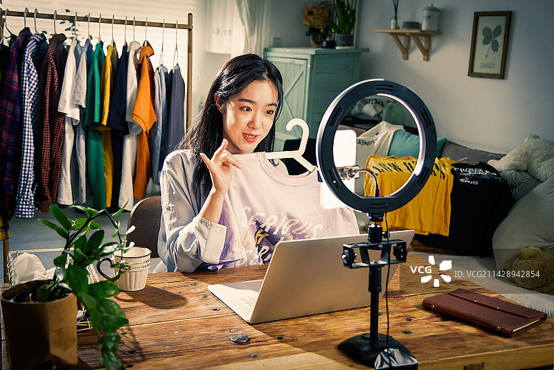 年轻女人在线直播卖衣服图片素材
