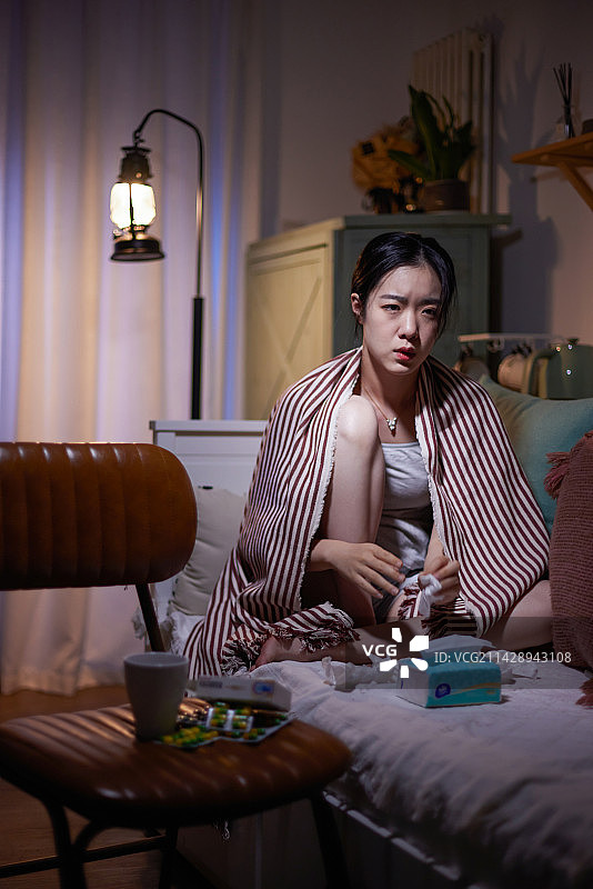 生病的青年女人图片素材