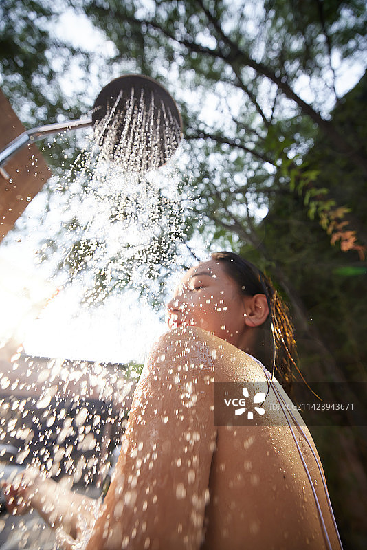 年轻女人沐浴图片素材