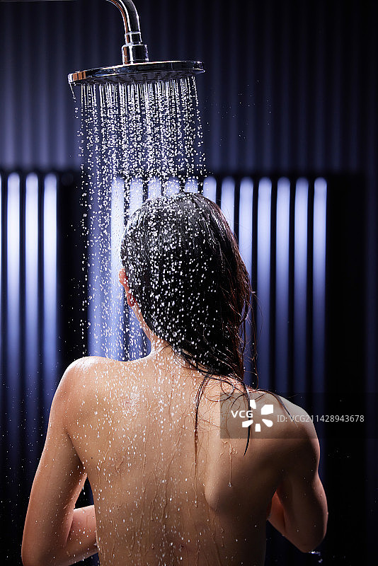 年轻女人沐浴图片素材