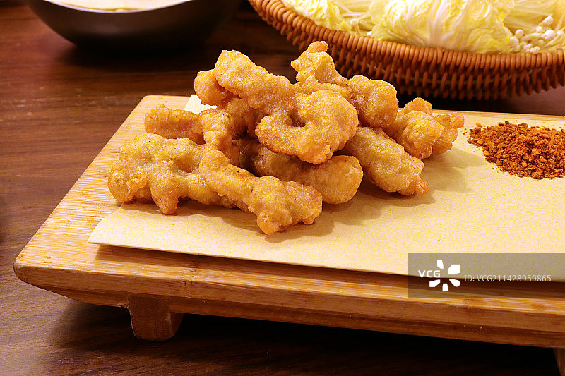 餐桌上的一盆小酥肉图片素材