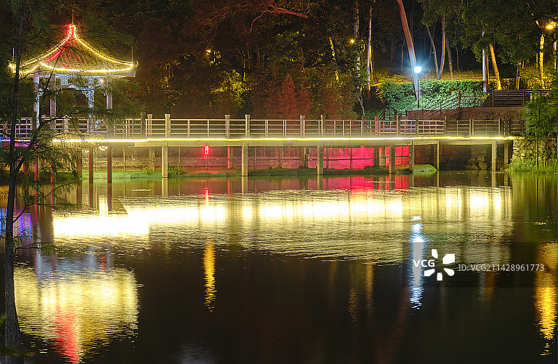 广州麓湖公园休息亭夜景灯光湖面倒影图片素材