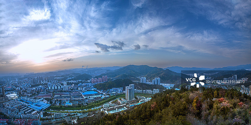 傍晚时分的十堰山城图片素材