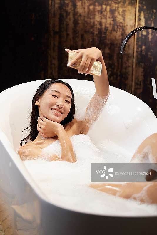 年轻女人沐浴图片素材