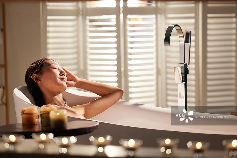 年轻女人沐浴图片素材