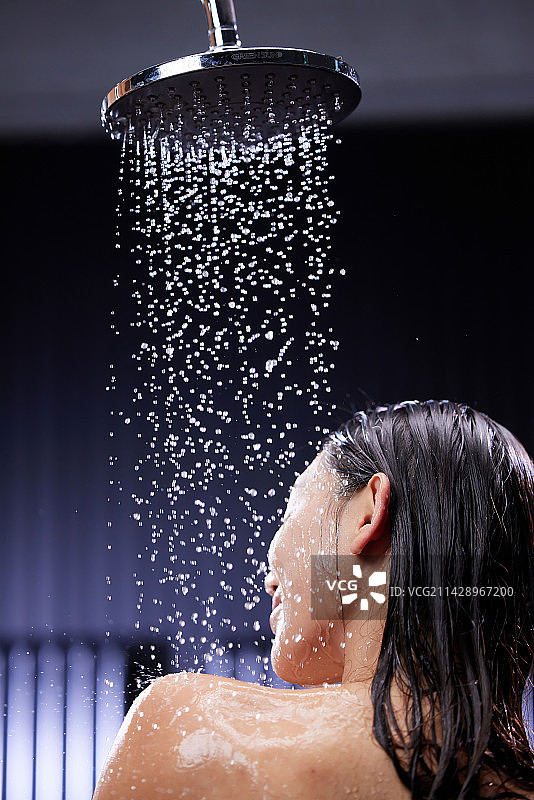 年轻女人沐浴图片素材