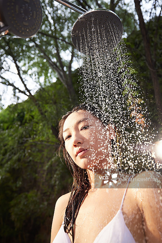 年轻女人沐浴图片素材