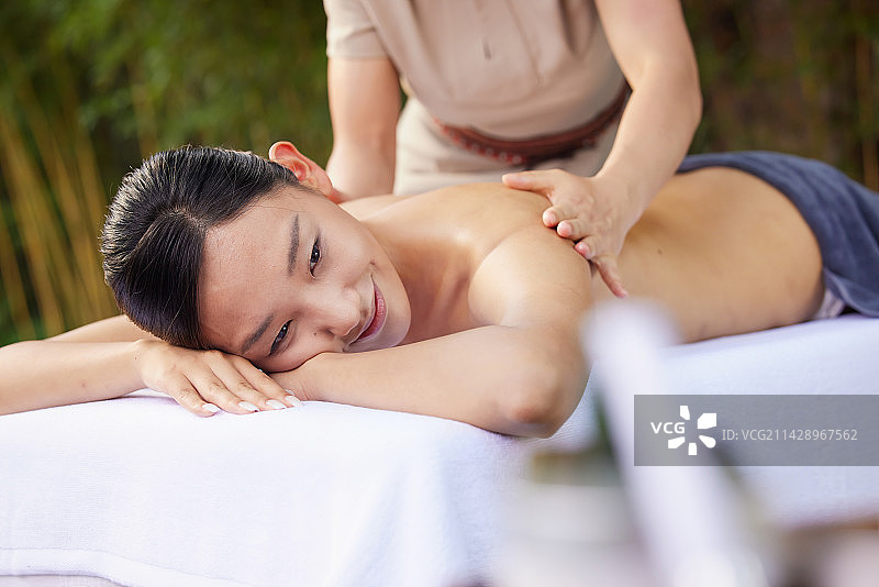 年轻女人做SPA图片素材