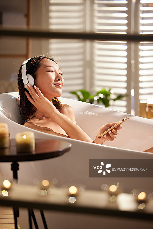 年轻女人沐浴图片素材