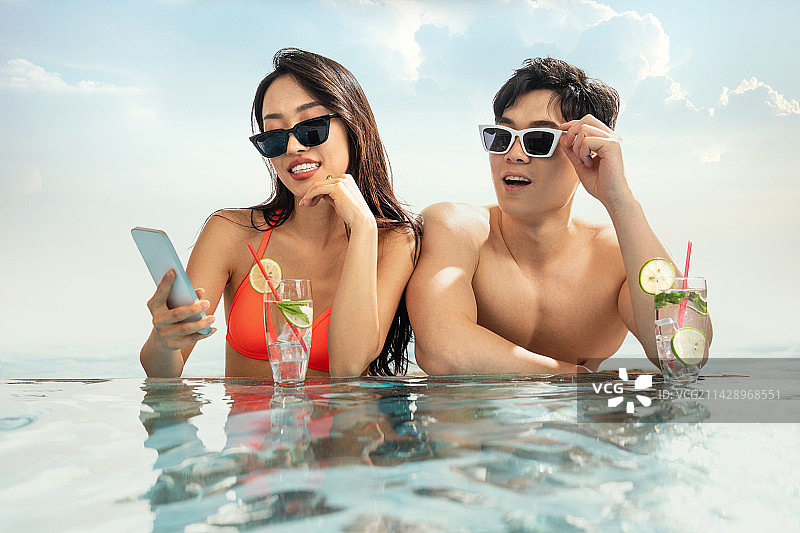 青年情侣在海边度假图片素材