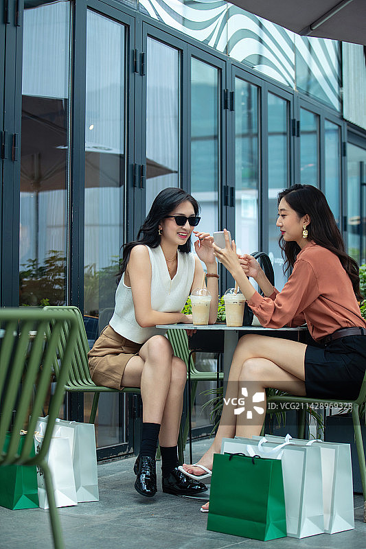 快乐闺蜜坐在露天咖啡厅图片素材