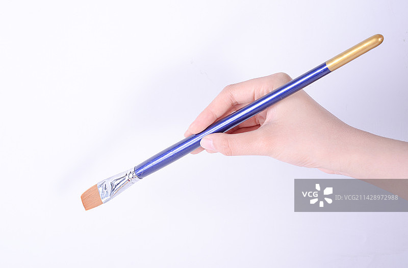 女性手拿绘画工具图片素材