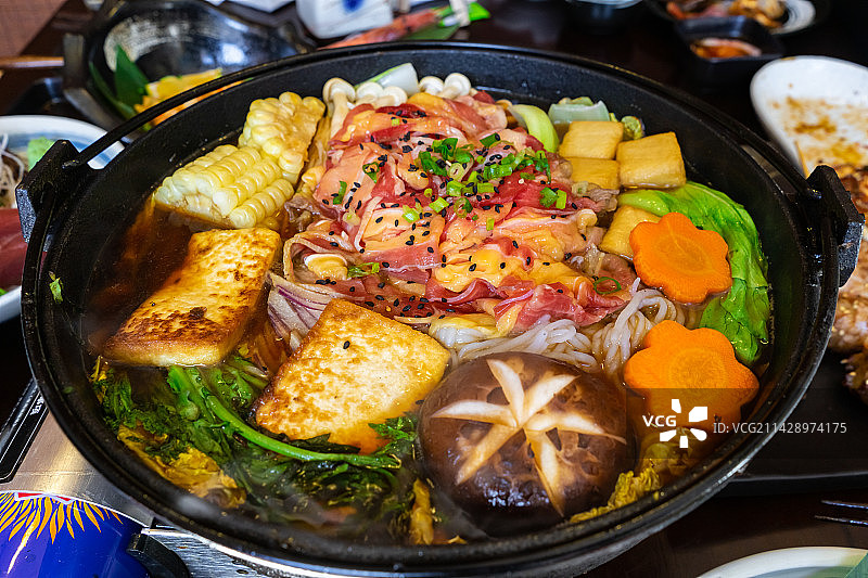 中国日料餐厅拍摄主题，餐厅的餐桌上丰富多样的日式火锅美食食物，室内无人图像摄影图片素材
