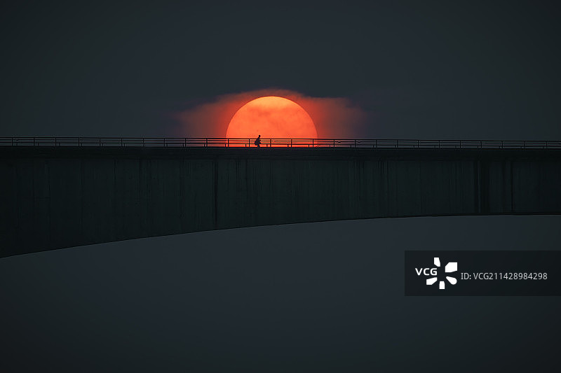 春季大桥落日剪影图片素材