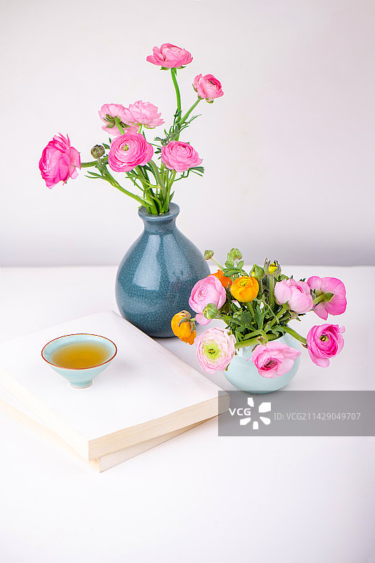 春天，书籍与茶杯、鲜花图片素材