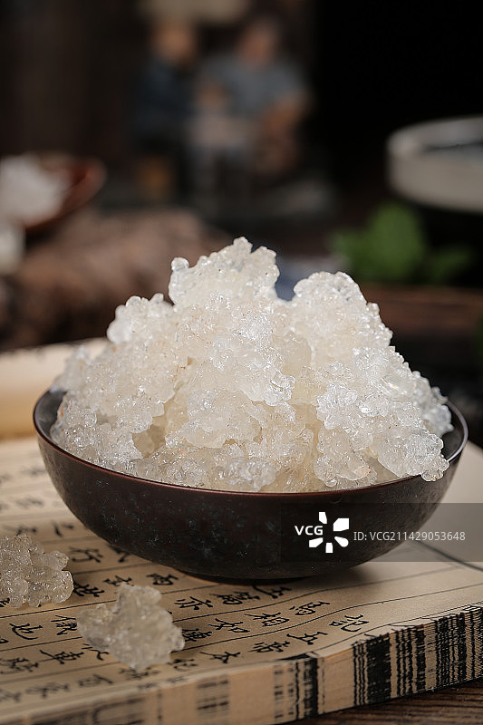 书本上放着一碗拉丝雪燕图片素材