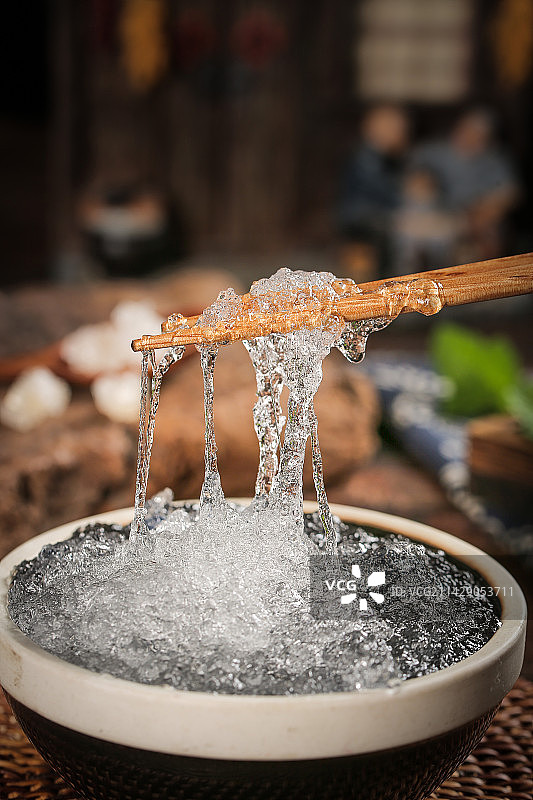 筷子上夹着拉丝雪燕图片素材