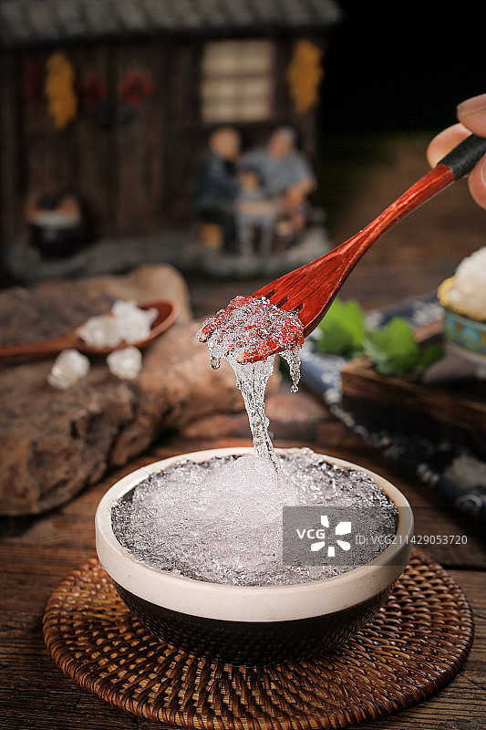 勺子上舀着拉丝雪燕图片素材