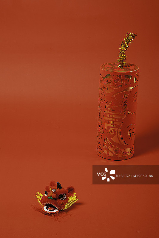 红色背景上的鞭炮和小狮子图片素材
