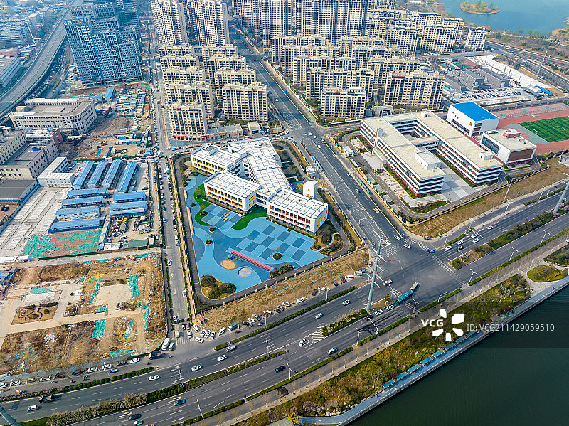 中国山东济南市历城区华山小学南校区及华山中心幼儿园航拍图片素材