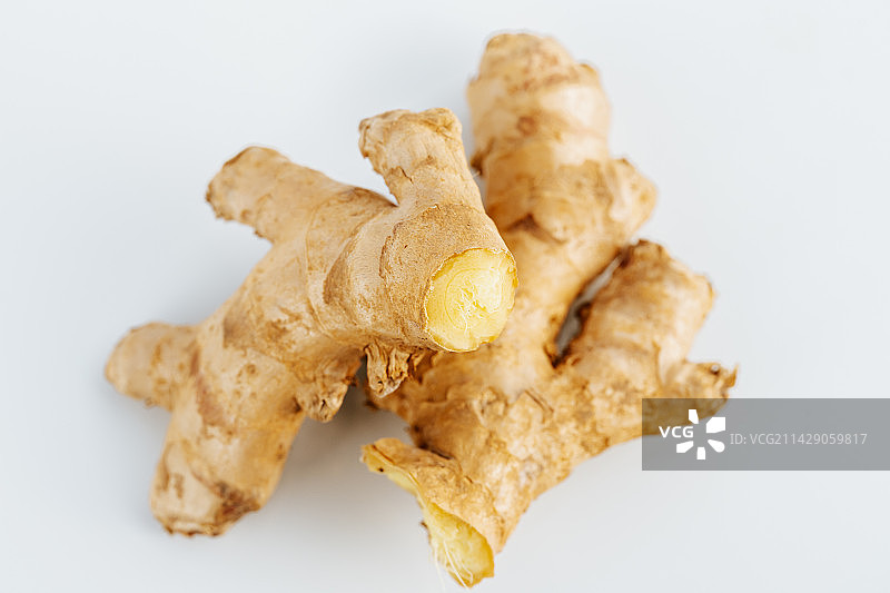 白色背景下的姜特写图片素材