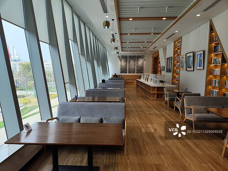 办公楼里的咖啡吧 临港创晶科技中心文创空间 字里行间器山书局 书店 阅览室 产业社区图片素材