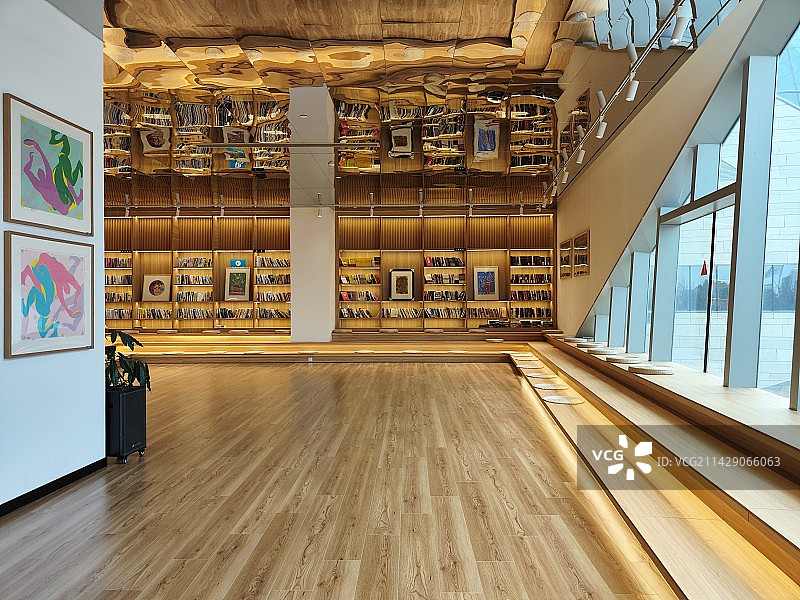 阅览室 书架 临港创晶科技中心文创空间 字里行间器山书局 书店 咖啡吧 产业社区 画廊图片素材