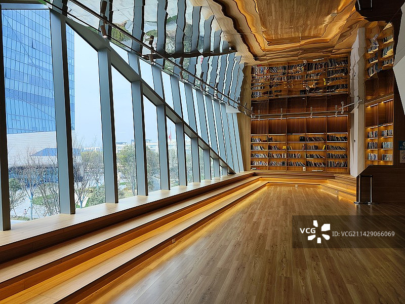 阅览室 书架 临港创晶科技中心文创空间 字里行间器山书局 书店 咖啡吧 产业社区 画廊图片素材