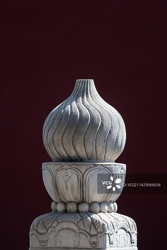 天坛斋宫红墙背景下的汉白玉莲花望柱头图片素材