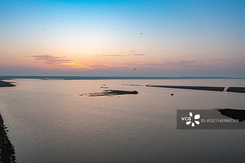 航拍湖南岳阳洞庭湖日出图片素材