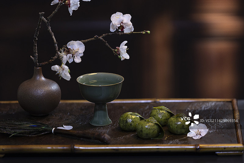 中华美食系列静物：洞庭饐——青团、樱花和酒杯图片素材