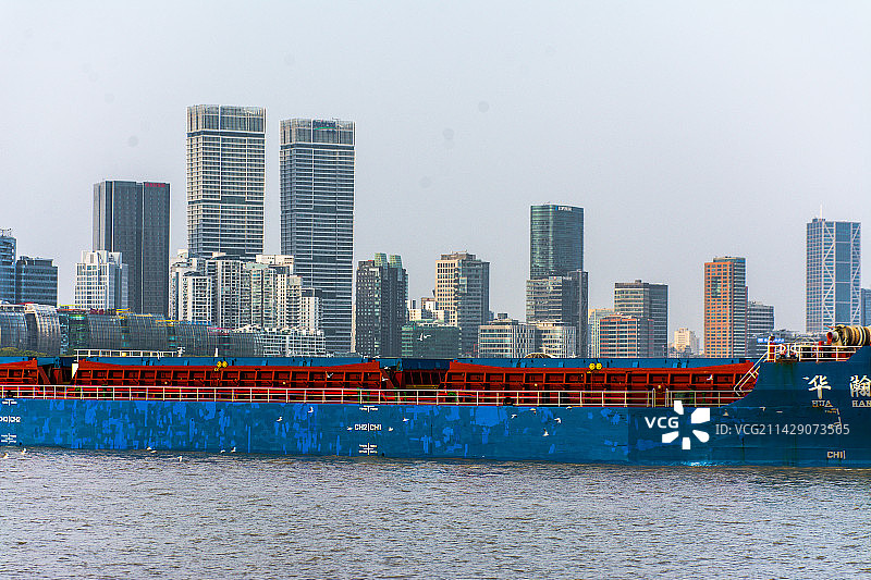 城市天际线与游船图片素材