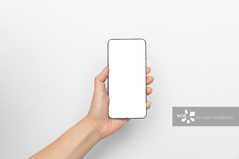 女性手拿着一台手机在使用图片素材