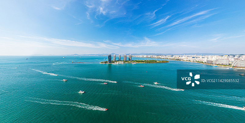 海南岛三亚市天涯区三亚湾地标建筑凤凰岛 全景航拍图片素材