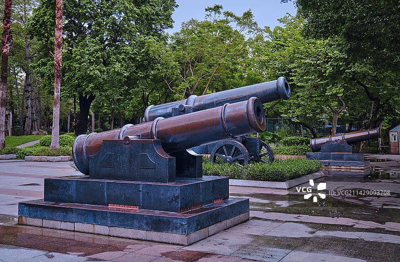 广州林则徐纪念公园广场老式炮台大炮图片素材