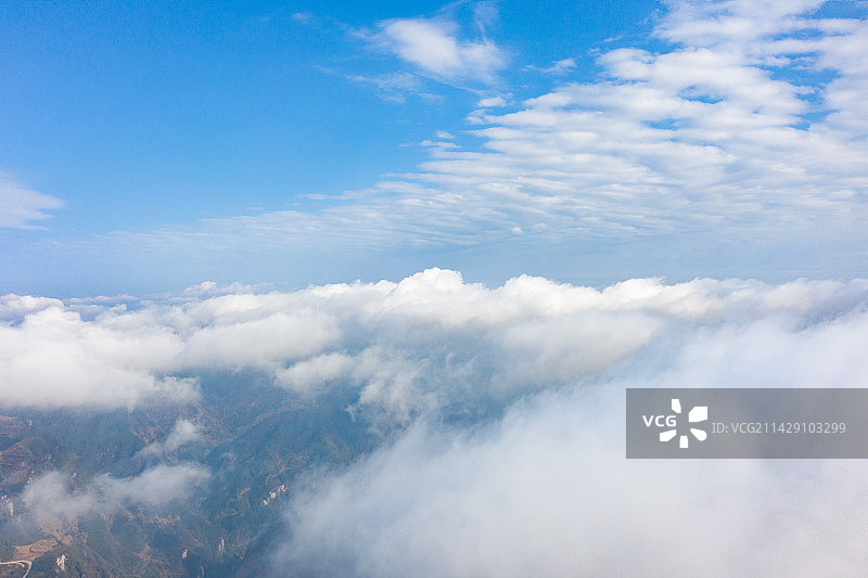 航拍湖南湘西山间云海上的风光图片素材
