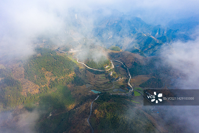 航拍湖南湘西山间云海上的风光图片素材