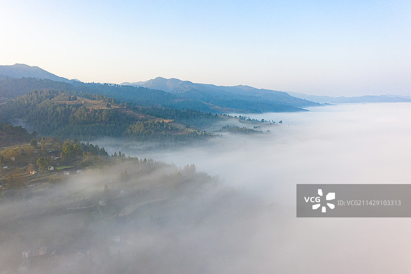 航拍湖南湘西山间云海上的风光图片素材