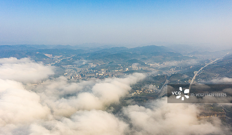 航拍湖南湘西山间云海上的风光图片素材