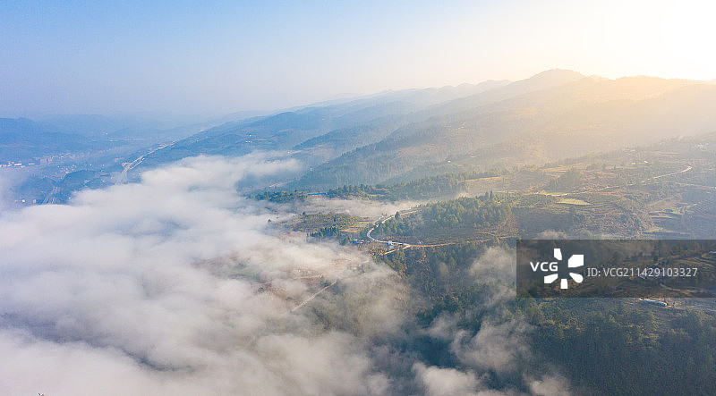 航拍湖南湘西山间云海上的风光图片素材